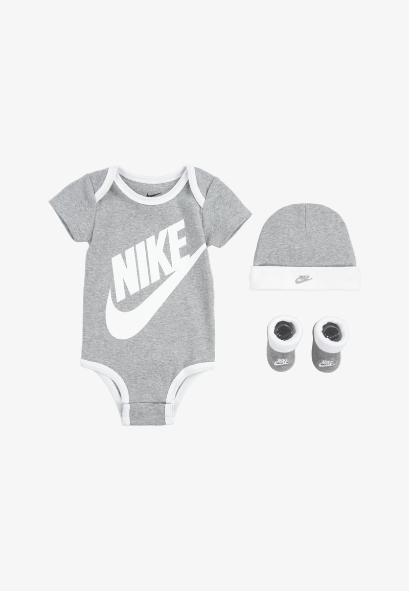 Grå bomullsbody med hvite detaljer, med en stor hvit Nike-logo, kombinert med en matchende lue og sokker, begge med logo.