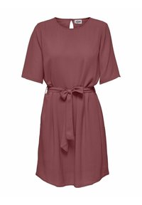Fialové šaty vyrobené z hladké látky, s krátkými rukávy, otvoreným zadním dílem, páskem v pase a bočními kapsami.