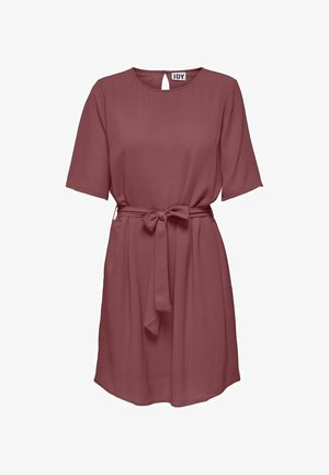 Fialové šaty vyrobené z hladké látky, s krátkými rukávy, otvoreným zadním dílem, páskem v pase a bočními kapsami.