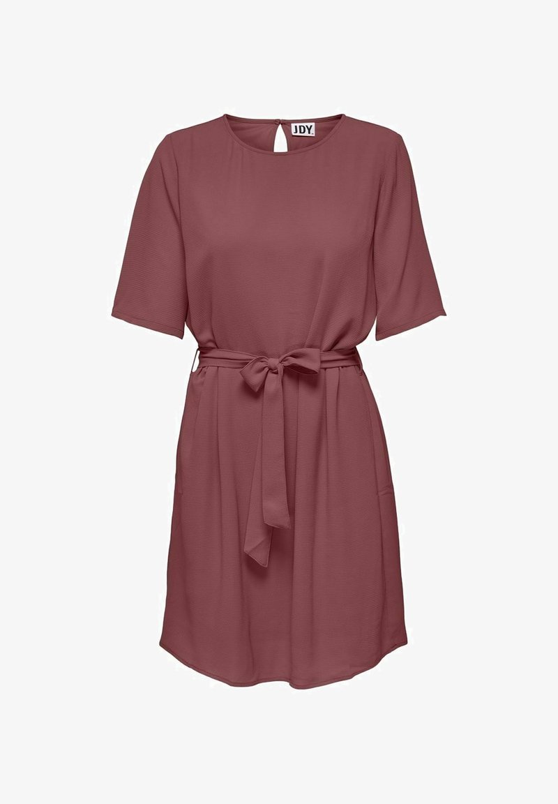 Fialové šaty vyrobené z hladké látky, s krátkými rukávy, otvoreným zadním dílem, páskem v pase a bočními kapsami.