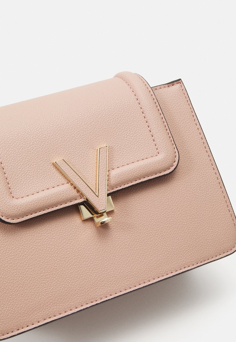Rosa Lederhandtasche mit strukturierter Oberfläche, ausgestattet mit einem goldenen "V"-Logo-Verschluss und gesteppten Akzenten, strukturierter Form und einem Latch-Verschluss.