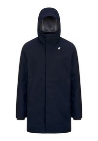 Giacca impermeabile blu navy con colletto alto, cappuccio e tasche con zip. Presenta un morbido rivestimento interno e un piccolo logo sul petto.