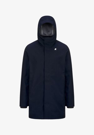 Marineblauwe waterdichte jas met een hoge kraag, capuchon en ritszakken. Beschikt over een zachte binnenvoering en een klein logo op de borst.