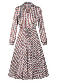 Dlouhé šaty s výstřihem do V, zdobené geometrickým vzorem v červené, modré a krémové barvě, stažené v pase pomocí stuhy. Materiál připomínající hedvábí.