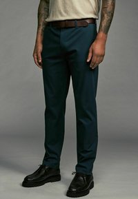 Next BELTED STRETCH 2 PACK- SLIM FIT - Vászonnadrágok - navy grey