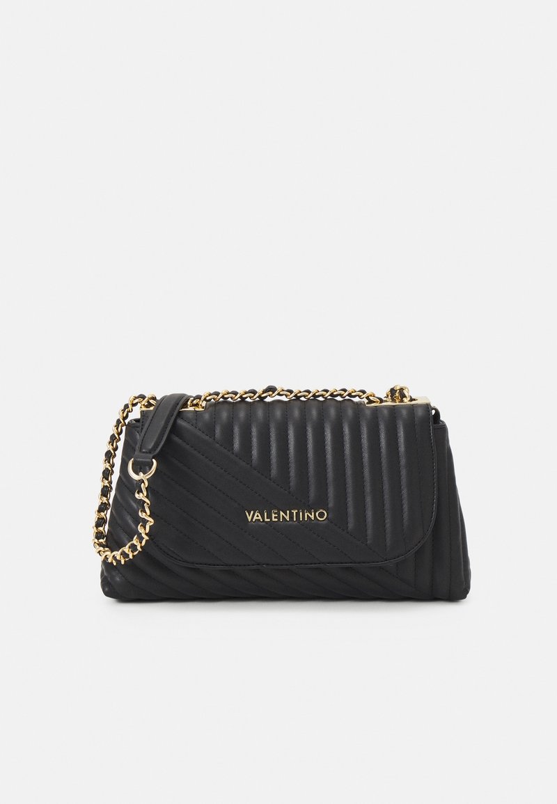 Svart, vadderad läderhandväska med ett diagonalt mönster, guld-tonad kedjestrappp, och en varumärkeslogotyp på den främre panelen.