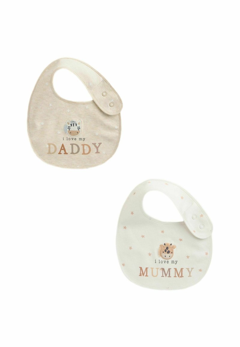 To babyforklæder i blød beige og cremefarvet stof. Det ene har et tiger-graphic med "Jeg elsker min FAR," og det andet viser en køer-graphic med "Jeg elsker min MOR."