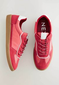 Rote Wildleder- und Ledersneaker mit weißen Akzenten. Rundes Schnürdesign, gepolsterte Zunge und strukturierte Gummisohle.