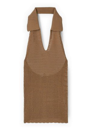 Bruin gebreid haltertopje met brede kraag en opengewerkt patroon, voorzien van een diepe V-halslijn en mouwloos ontwerp.