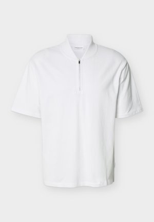 Wit shirt met korte mouwen, een opstaande kraag en een halve rits aan de voorkant, gemaakt van een glad, lichtgewicht stof.