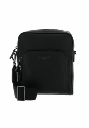 Sac bandoulière en cuir noir avec un extérieur texturé, poche zippée à l'avant, sangle réglable et accents en métal argenté.