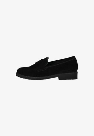 Zwarte suède instapper met een moccasin-stijl bovenkant, platte rubberen zool en stikdetails langs de rand. Eenvoudig, strak ontwerp.