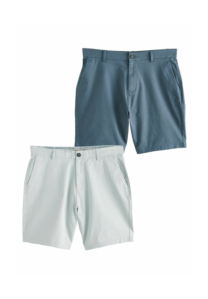 Dos pares de pantalones cortos informales: uno gris claro con bolsillos frontales y un botón, y otro de color teal sólido. Ambos presentan un corte entallado y una tela suave.