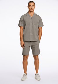 Lindbergh SEERSUCKER SET - Shorts - lt army