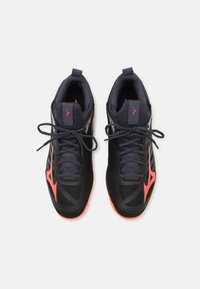 Schwarze Sportschuhe mit einem Mesh-Obermaterial, pinken Akzenten und einer strukturierten Sohle. Mit flachen Schnürsenkeln und einem gepolsterten Schaft für zusätzlichen Komfort.