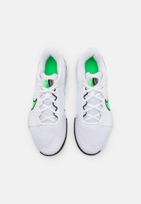 Nike Performance CHALLENGE PRO - Tennissko til multicourt - white/poison green/black