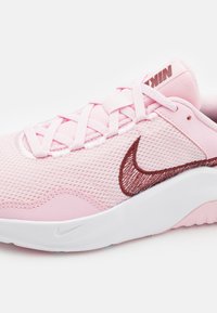 Nike Performance LEGEND ESSENTIAL 3 - Tenisice za trening - pink foam/dark team red/fierce pink/platinum tint