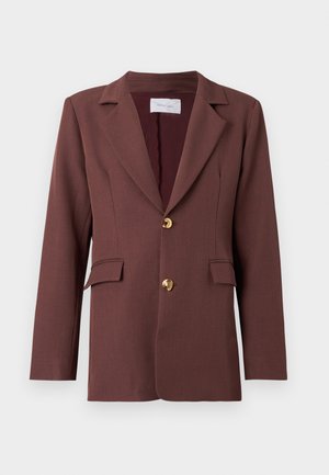 Blazer marrón a medida con solapas con muesca, dos botones decorativos dorados y bolsillos con solapa sobre fondo blanco.