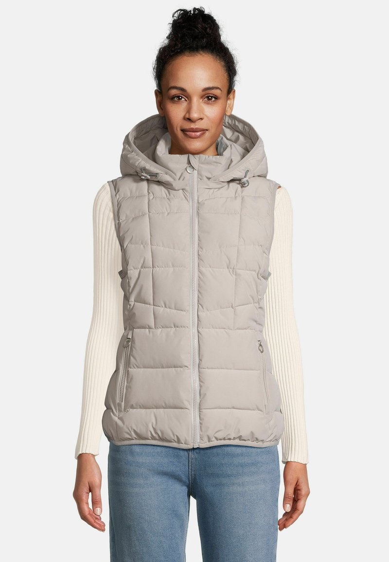 Lichtgrijze puffervest met een capuchon, gequilt ontwerp, sluiting met rits aan de voorkant en twee zijzakken. Voorzien van een verstelbare trekkoord in de capuchon.