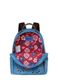Mochila de tela azul con correas marrones. El interior tiene un forro rojo con un personaje de Stitch y un patrón floral. El diseño del bolsillo frontal incluye a Stitch.
