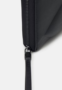 Calvin Klein LOCK QUILT WALLET - Piniginė - black