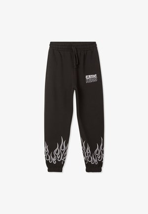 Czarne dresy z elastyczną talią i ściągaczami, z białymi grafikami płomieni u dołu oraz nadrukowanym logo "time less" z przodu.