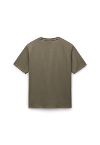 Tricou din bumbac de culoare verde măsliniu, cu mâneci scurte, gât rotund și spate simplu. Textură netedă fără modele sau accente vizibile.