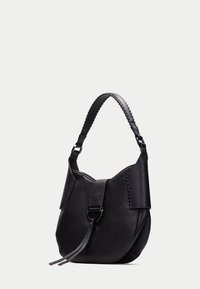 Svart läderhandväska med texturerat ytskikt. Utrustad med en flätad rem och ett dekorativt lås. Strukturerad design med rundad botten.