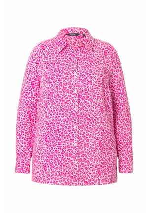 Camisa de botonadura en rosa con un estampado de leopardo. Tejido ligero, mangas largas, cuello clásico y cierre frontal con botones.