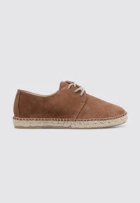 Zapato de ante marrón con cordones, punta redondeada, suela de cuerda de yute y costuras en un beige claro en el borde. Diseño simple y de perfil bajo.