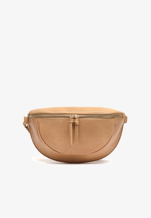 Riñonera de cuero color marrón claro con un bolsillo frontal curvado, cremallera dorada y tiradores de cuero sobre un fondo blanco.