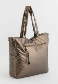 Metalliczna brązowa torba tote o pikowanej, puszystej fakturze, z podwójnymi uchwytami i przednią kieszenią na zamek z kolorowym akcentem w postaci sznurka.