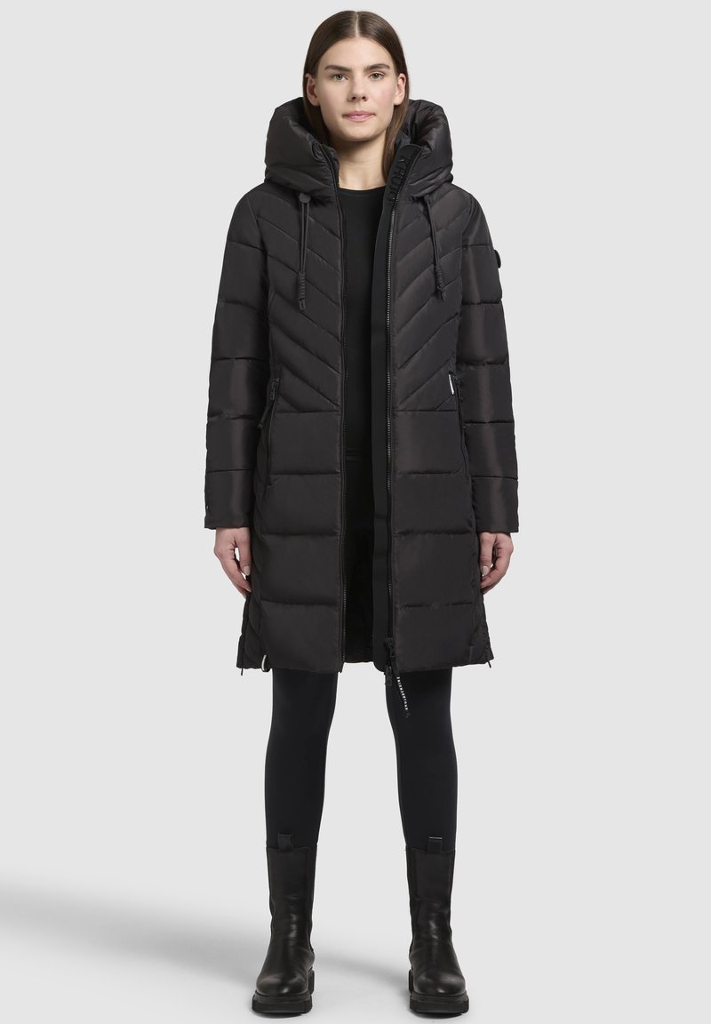 Schwarze gepolsterte Jacke mit Kapuze, diagonal gequiltetem Muster, Frontreißverschluss, seitlichen Taschen und mittellangem Design.