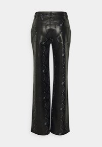Pantalon noir taille haute à jambes larges avec une texture brillante effet peau de serpent, doté de poches arrière et d'une ceinture boutonnée.