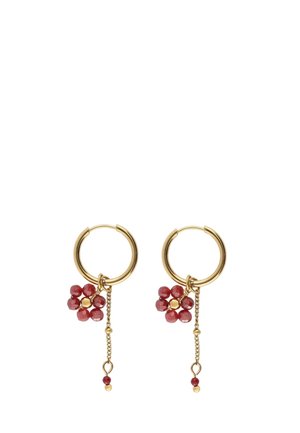Pendientes de aro dorados con colgantes de flores de cuentas rojas y una delicada cadena dorada que termina en una pequeña cuenta roja en cada uno.