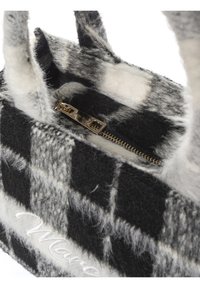 Zwart-wit geruite handtas met een zachte wollen textuur, voorzien van een gouden rits en een geborduurd "Marc" detail aan de zijkant.