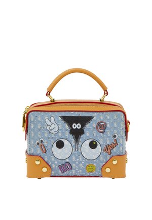 Petit sac à main rectangulaire avec garniture et poignée en cuir couleur fauve, devant en denim décoré de sequins, grands yeux de dessin animé, geste de la main et patchs avec texte.