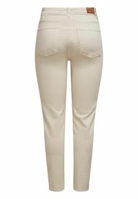 Jean beige taille haute avec poches arrière, passants de ceinture et un petit patch en cuir marron de la marque sur la ceinture.