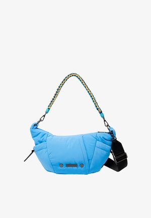 Blauwe gewatteerde handtas met een gestructureerde afwerking, voorzien van een gevlochten strap in blauw, oranje en zwart, en twee zwarte hardware-accenten.