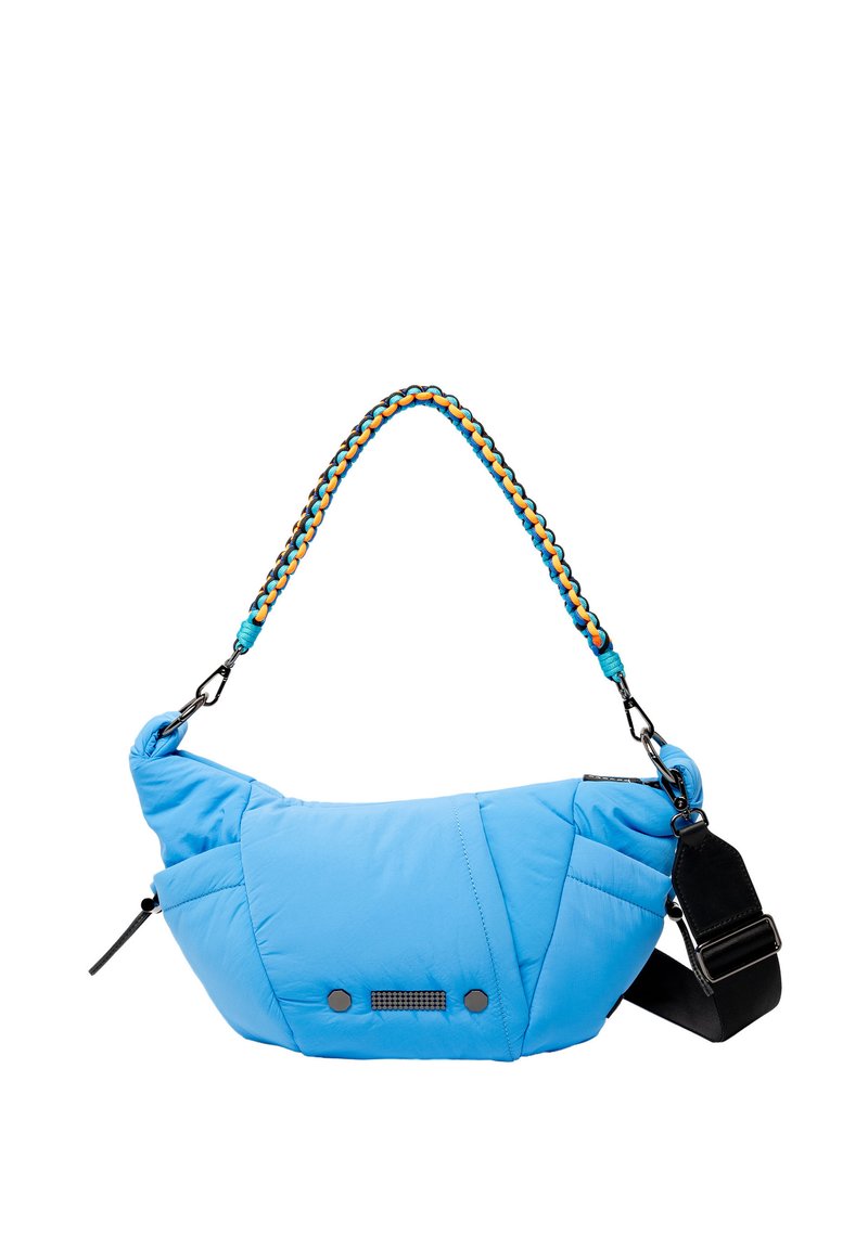 Sac à main bleu matelassé avec une finition texturée, muni d'une bandoulière tressée en bleu, orange et noir, et de deux accents en métal noir.