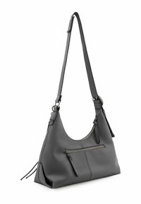 Borsa a spalla in pelle grigia con una tracolla ampia, tasca frontale con zip e due nappine pendenti. Texture liscia e forma strutturata.