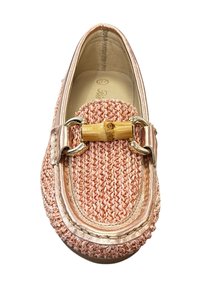 Gestructureerde roze geweven schoen met een metallic rand. Bevat een bamboeaccent en metalen hardware op de voorkant voor sluiting. Ronde neusontwerp.