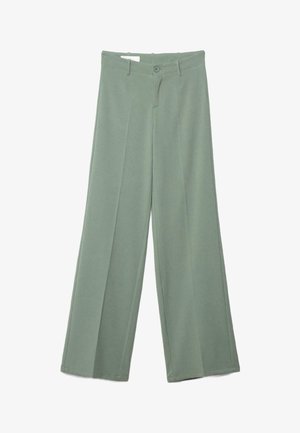 Jasnozielone szerokie spodnie o gładkiej fakturze, z plisami z przodu, zapięciem na guzik oraz szlufkami na pasek dla lepszego dopasowania.