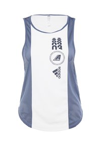 Haut de sport blanc sans manches avec panneaux latéraux en mesh bleu marine. Présente les logos et la marque Adidas imprimés en bleu foncé sur le devant.