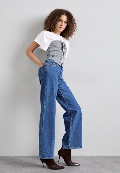 Baum und Pferdgarten NINI - Brīva piegriezuma džinsi - classic blue denim