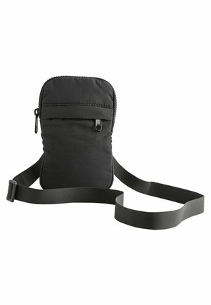 Schwarze Umhängetasche aus Stoff mit strukturiertem Material, Reißverschluss und verstellbarem Tragegurt. Verfügt über eine Vordertasche für zusätzlichen Stauraum.