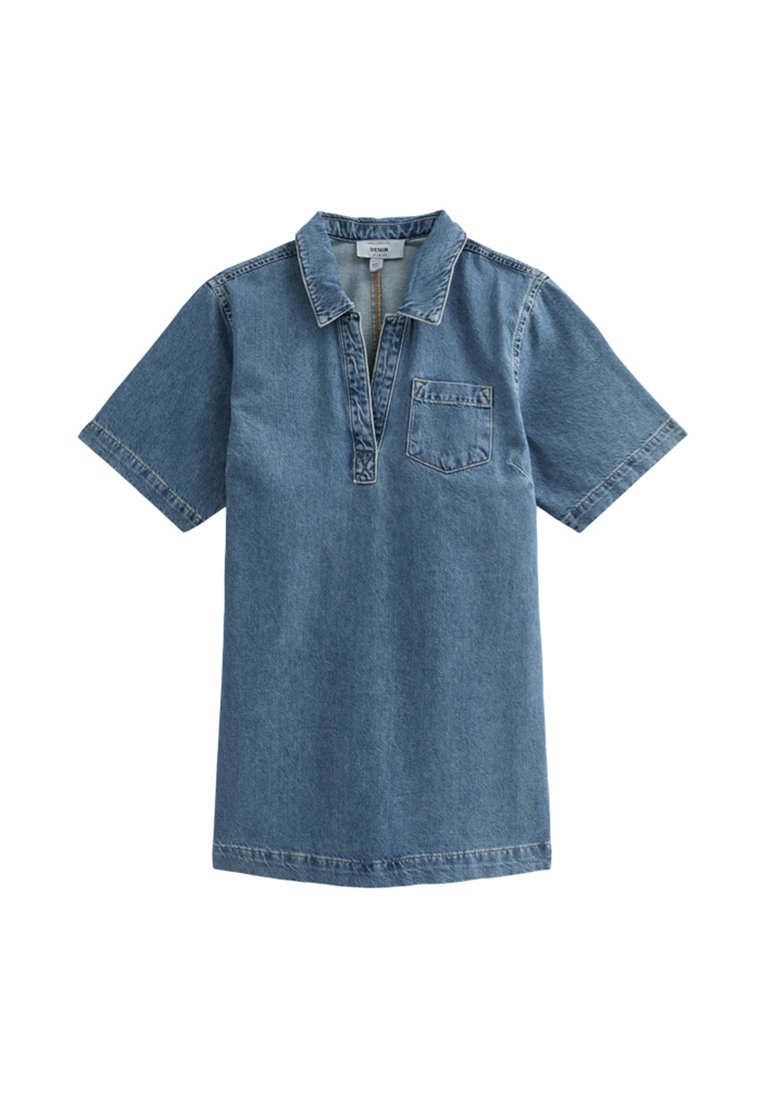 Vestido polo de mezclilla en azul claro con cuello de polo, mangas cortas y un pequeño bolsillo en el pecho. Presenta costuras en contraste y un corte recto.