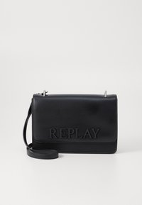 Schwarze Umhängetasche aus Leder mit geprägtem "REPLAY"-Logo, rechteckige Form, Klappenverschluss und verstellbarem Tragegurt. Glatte Oberfläche.