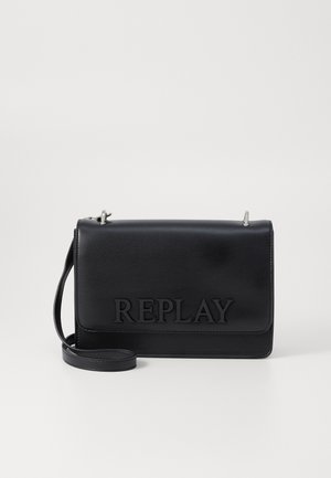 Sort læder crossbody taske med præget "REPLAY" logo, rektangulær form, klaplukning og justerbar rem. Glat tekstur.