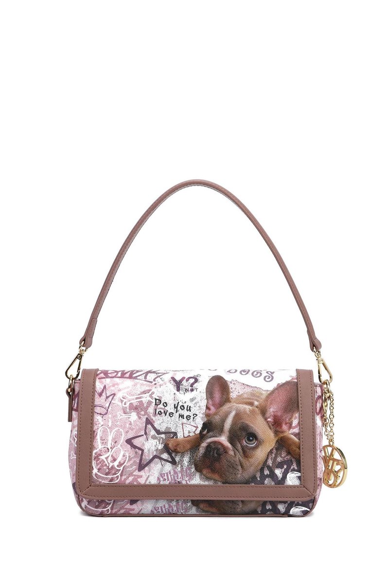 Borsa in pelle con stampa di Bulldog Francese, sfondo rosa con elementi di graffiti e un charm dorato. Finitura liscia con manico corto.